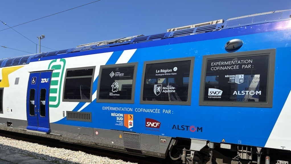 Le premier train à batteries de France roule en région Sud !