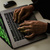 Un hacker utilisant un ordinateur pour pirater