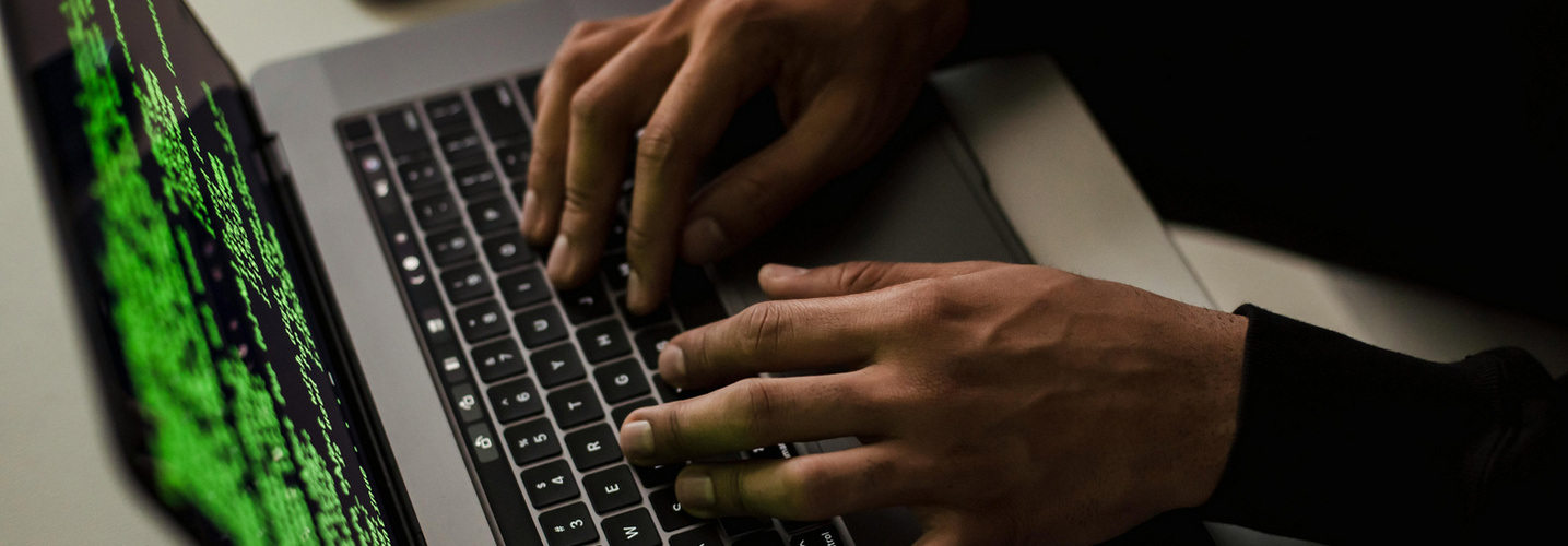 Un hacker utilisant un ordinateur pour pirater