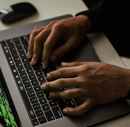 Un hacker utilisant un ordinateur pour pirater