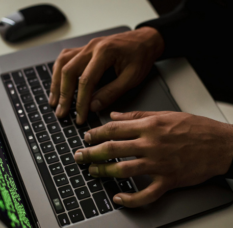 Un hacker utilisant un ordinateur pour pirater
