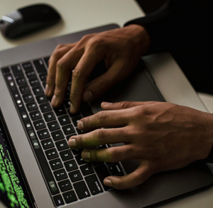 Un hacker utilisant un ordinateur pour pirater