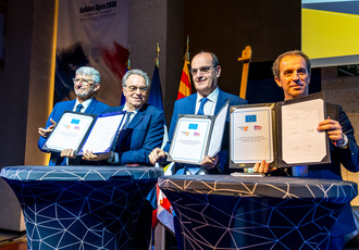 SUD107239-signature contrat sud alpes mediterranee-Region Sud - Lara Balais BD