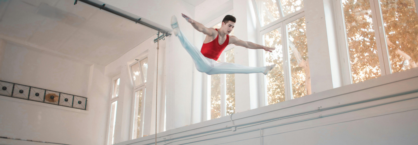 Un gymnaste sautant sur un trampoline