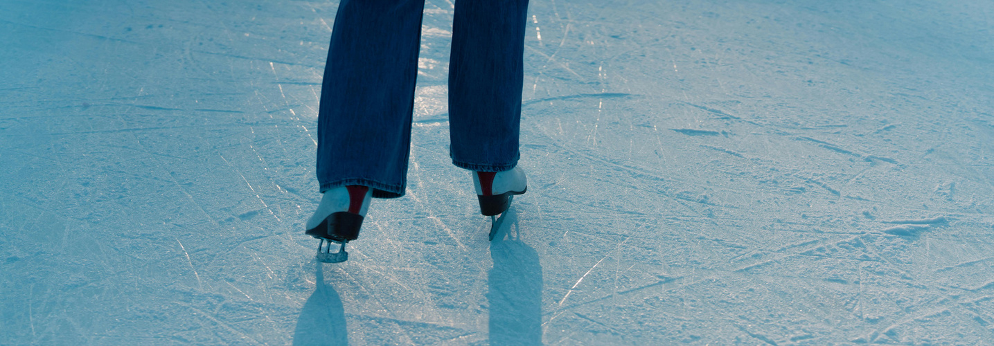 Un patineur sur glace