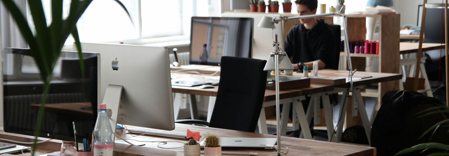 Un homme travaille dans une entreprise