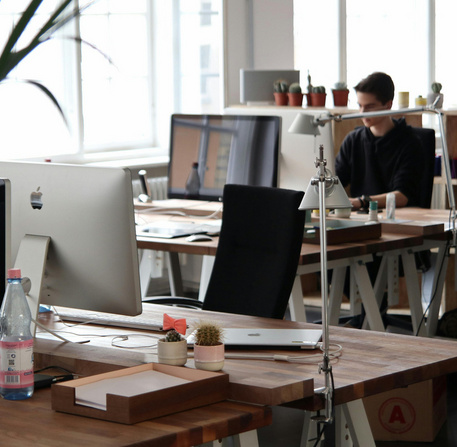 Un homme travaille dans une entreprise