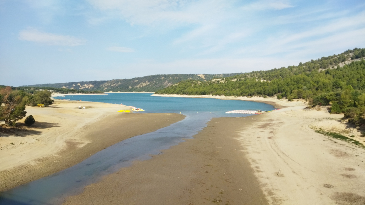 Vue du lac de Sainte-Croix durant l’été 2022