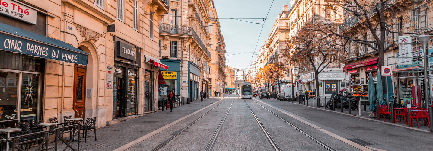 Tramway dans une rue de marseille