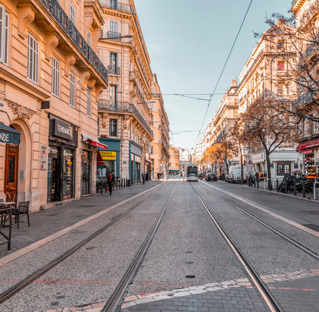 Tramway dans une rue de marseille