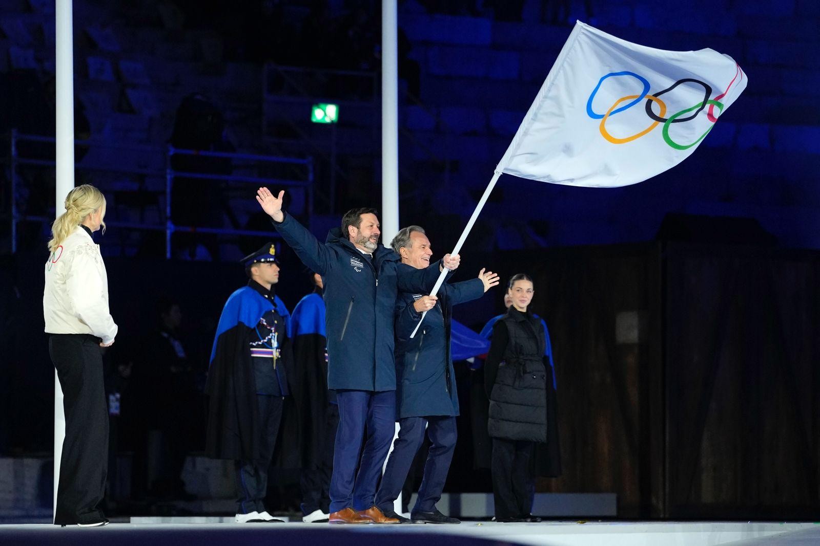 Passation du drapeau olympique entre Milan-Cortina et Alpes françaises