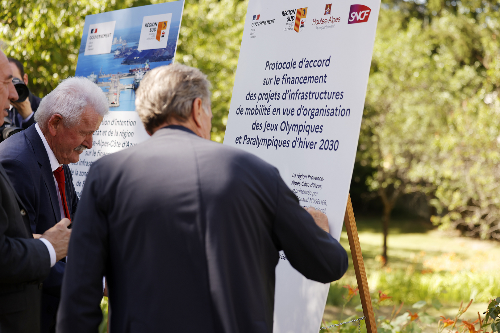 Signature d'un plan historique pour les transports alpins